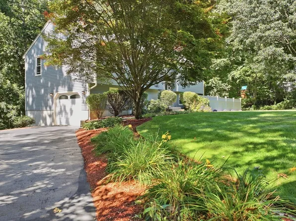 16 Sequoia Ln, Uxbridge, MA 01569