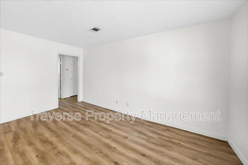 3 bed, 1.0 bath, 1060 sqft, $1,550 — Photo 4