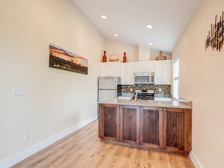 3180 N Fulton St — Photo 2