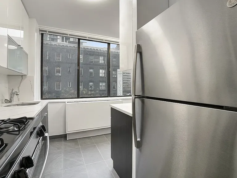 200 E 33rd St #11E — Photo 4