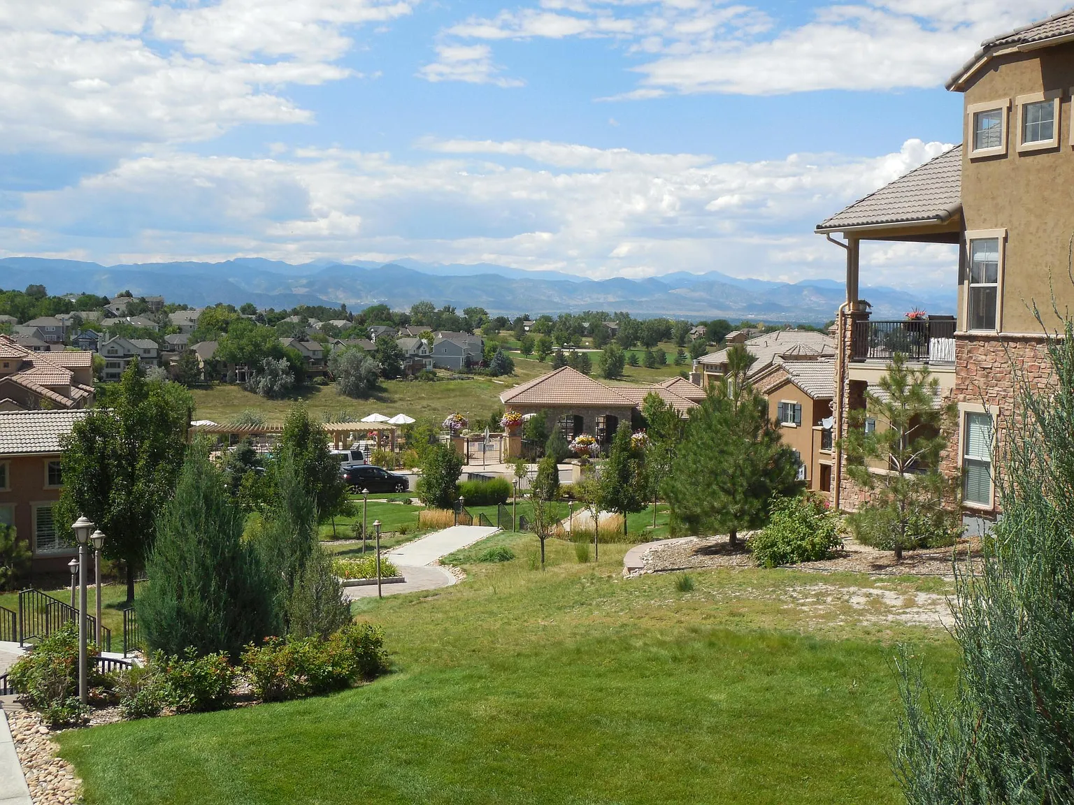 3 bed, 2036 sqft, $4,200 — Photo 3
