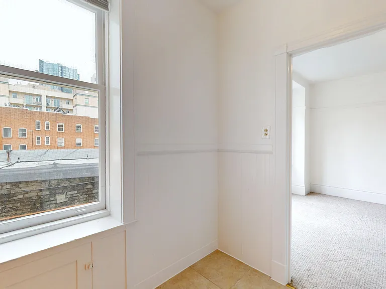 154 Franklin St #304 — Photo 6