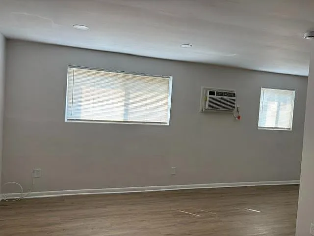 4401 Sheffield Ave - 3 — Photo 3