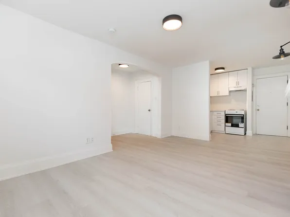 15 Hubbard Blvd Suite 4, Toronto, ON M4E 1A2