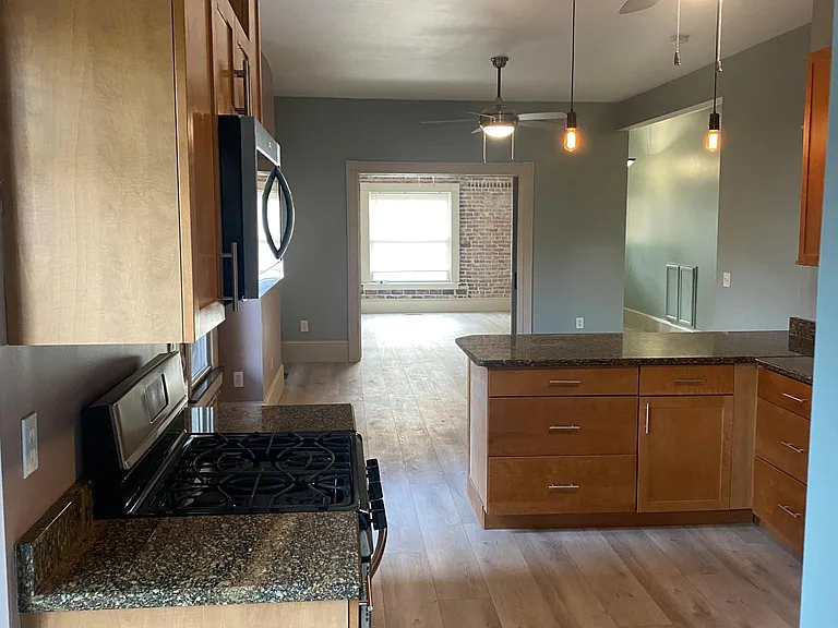 2137 California Ave — Photo 2