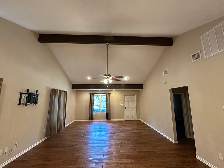 846 E Magnolia Ave — Photo 4
