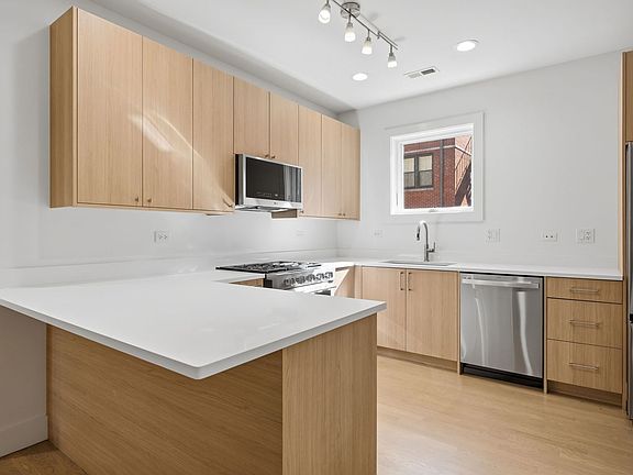 5th image of 2144 W Schiller St Unit E