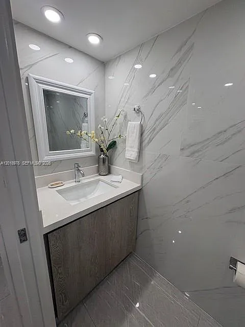 Venetia Condo — Photo 3