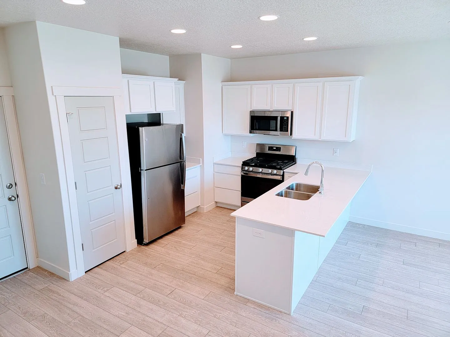 Get $500 Off The First Months Rent — Photo 2