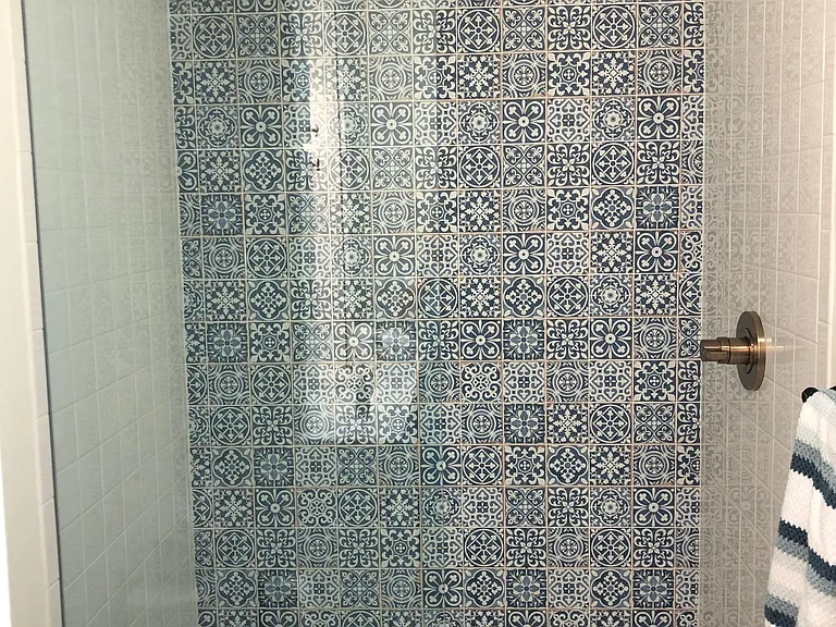 Bathroom walk-in shower with tiles
