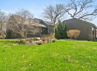 563 Woodview Rd APT D, Lake Barrington, IL 60010