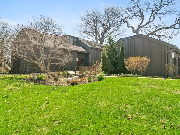 563 Woodview Rd APT D, Lake Barrington, IL 60010