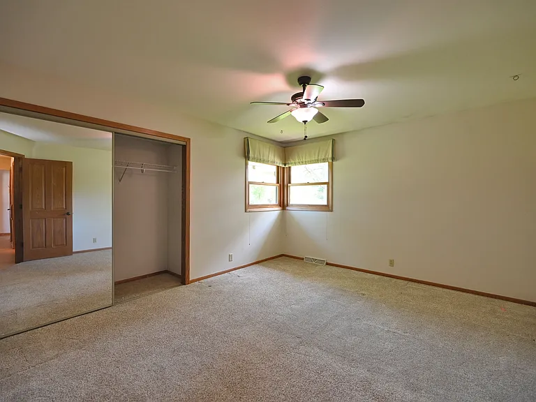 202 Lac La Belle Dr — Photo 16