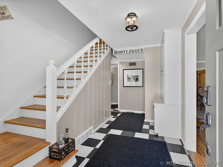 1525 Hillcrest Dr — Photo 4