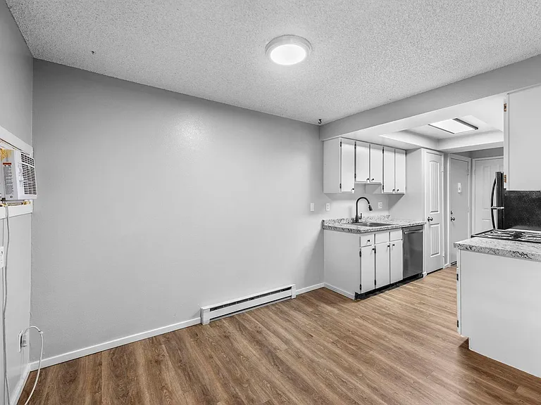 River Court Apartments - Updated Units With A View! — Photo 19