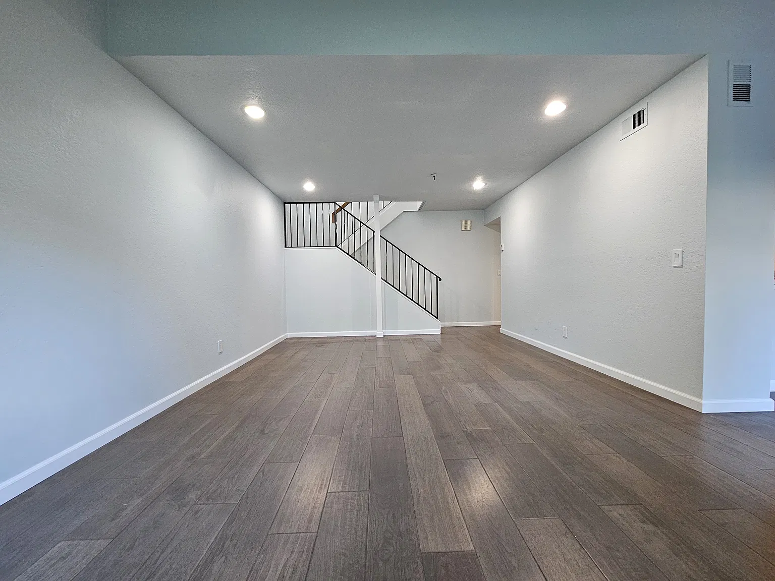 3 bed, 2.5 bath, 1487 sqft, $6,100 — Photo 2