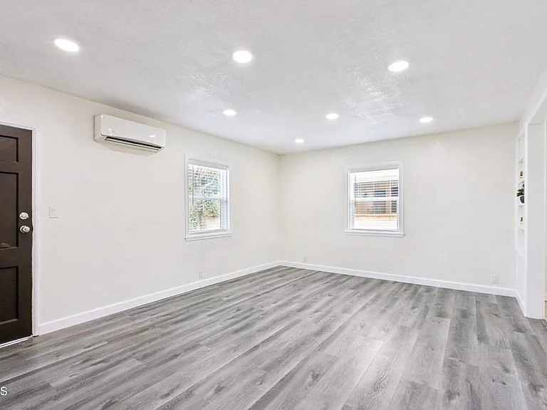 5616 N Gladys Ave — Photo 6