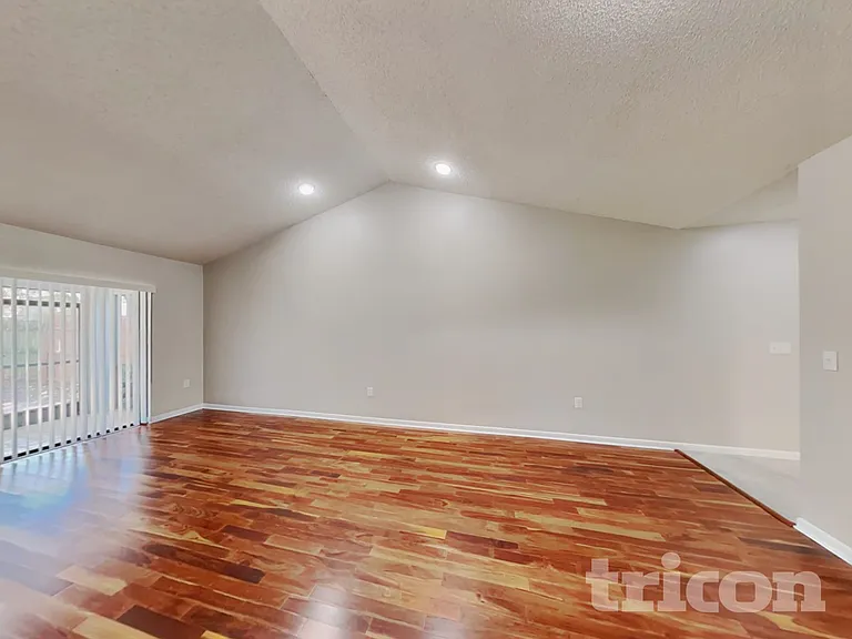 4442 Sandhurst Dr — Photo 4