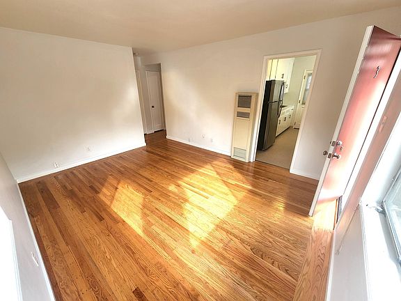 Gorgeous like-new hardwood floors in Living Room