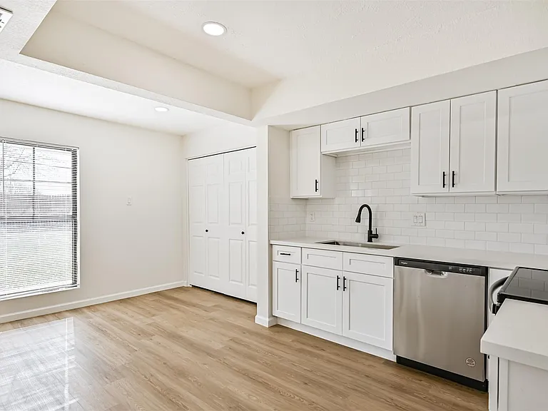 425 E Castle Harbour Dr — Photo 11