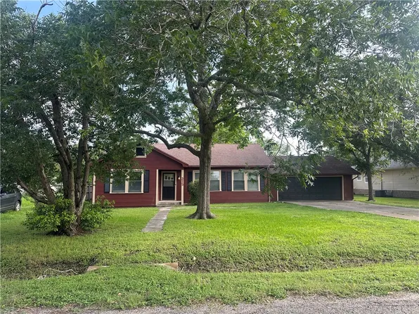 215 W Heard St, Refugio, TX 78377