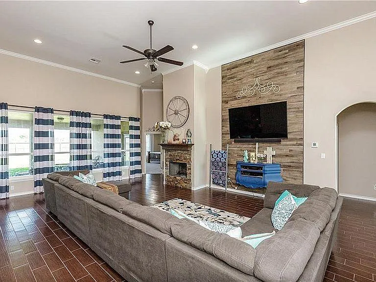 2126 Arman St — Photo 24
