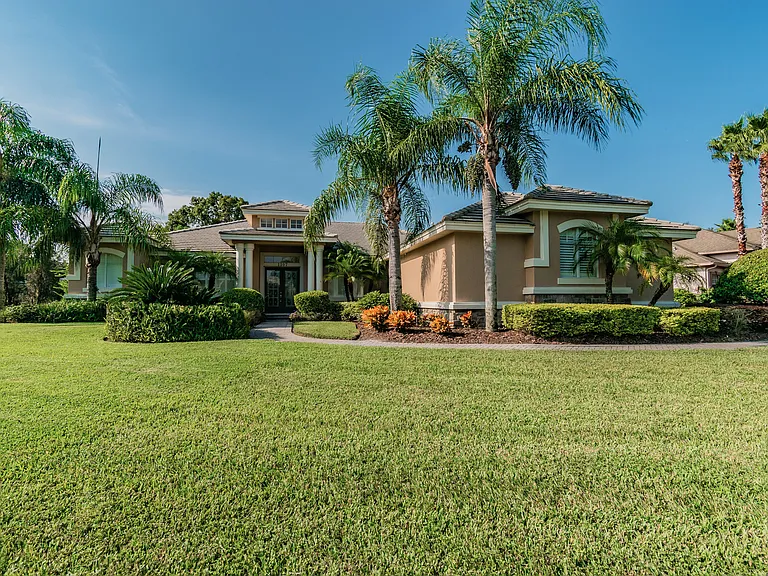 1107 Oxbridge Dr — Photo 2