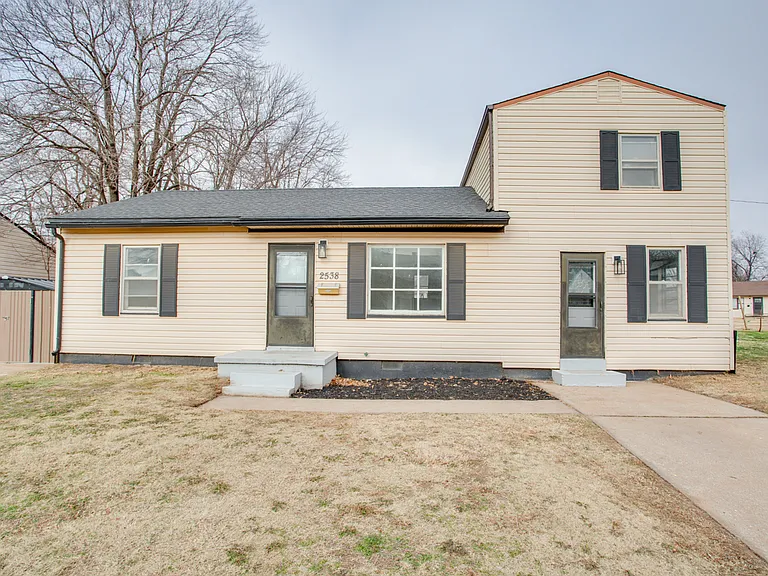 2538 Everitt Dr — Photo 1