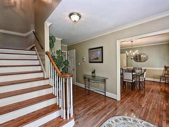 4th image of 4135 Windwood Cres