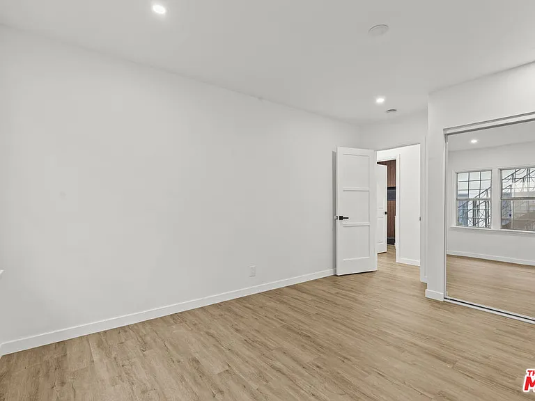542 N Genesee Ave — Photo 14