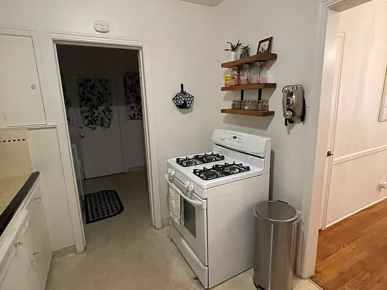 2335 N Maroa Ave — Photo 6