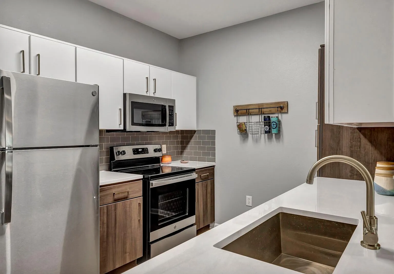The Quarters Sterling House (Student Housing - Rent by the Bed) — Photo 1
