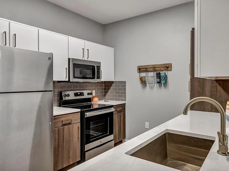 The Quarters Sterling House (Student Housing - Rent by the Bed) — Photo 2
