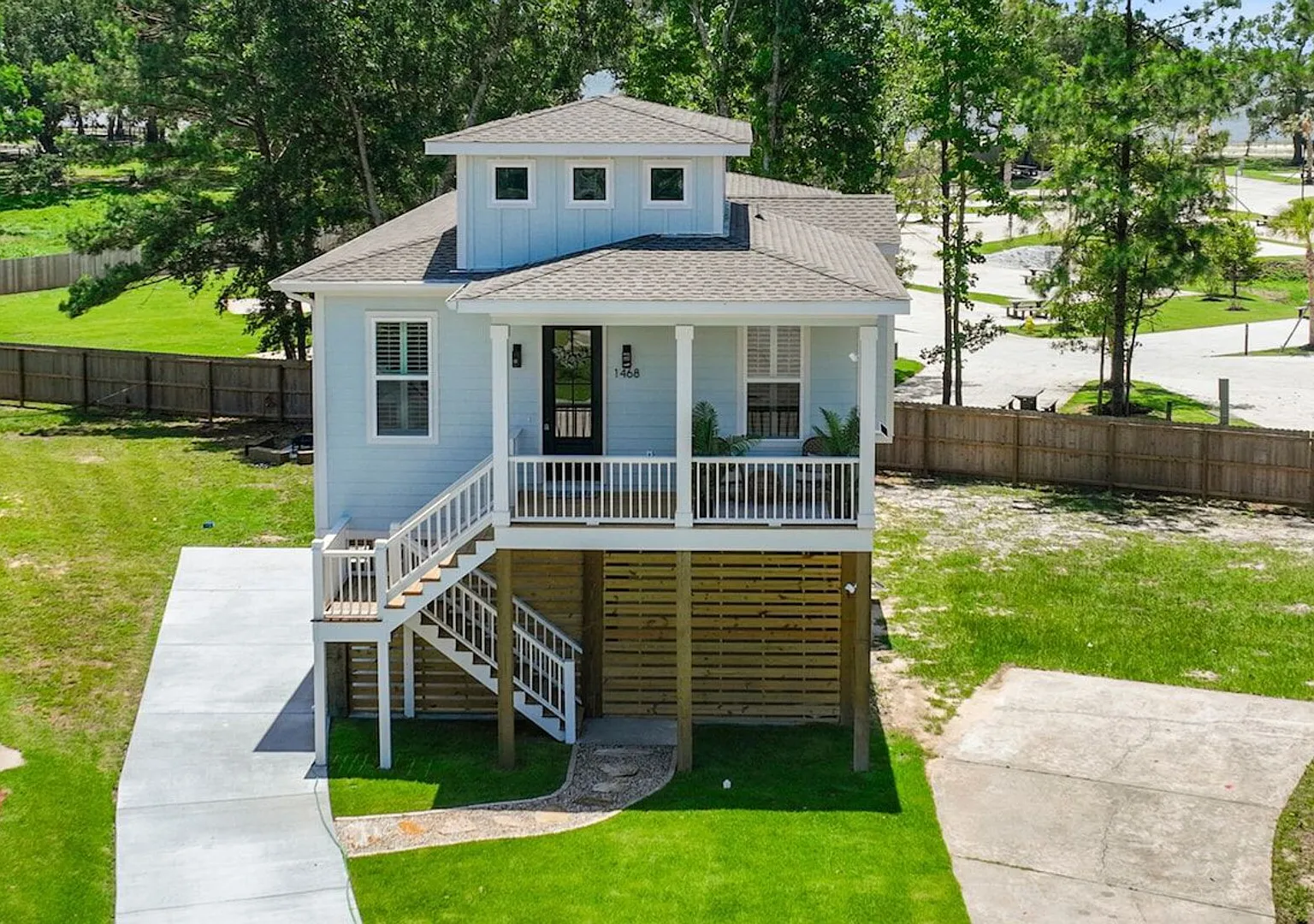 Seaside Serenity Boutique Home-Walk to beach! — Photo 4