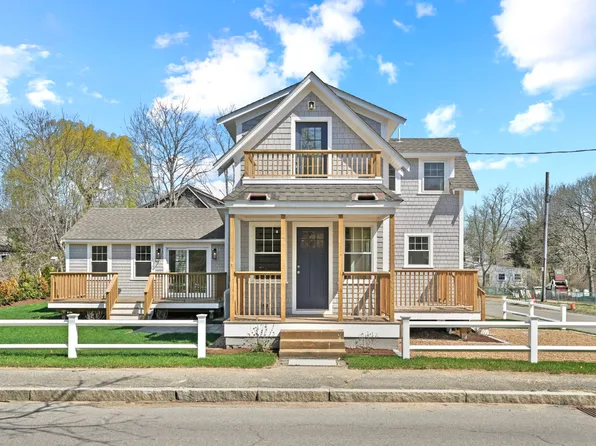 33 Vineyard Ave, Oak Bluffs, MA 02557