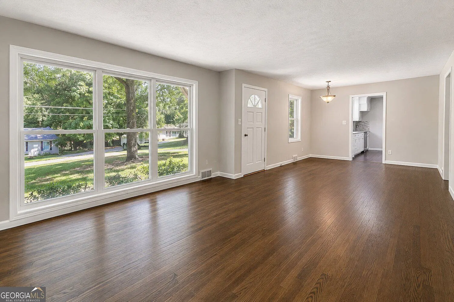 3 bed, 2.5 bath, 1628 sqft, $2,400 — Photo 4
