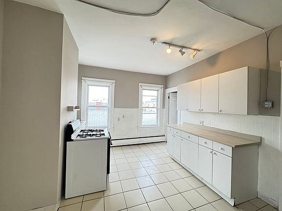 3rd image of 20 Harding St