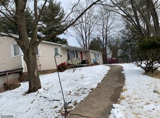 4 Logan Dr, Branchburg, NJ 08876