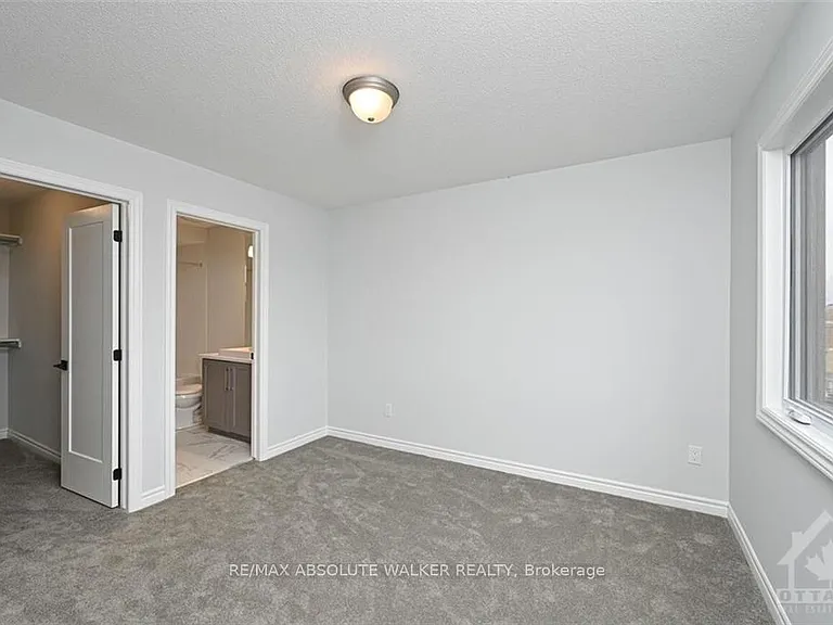 321 Squadron Cres — Photo 16