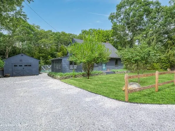 3 Holmes Ln, Hampton Bays, NY 11946