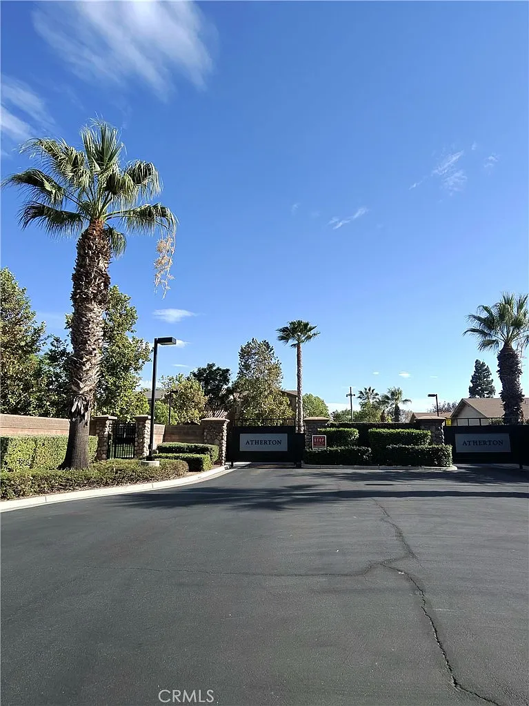 4 bed, 2.5 bath, 2320 sqft, $3,500 — Photo 3