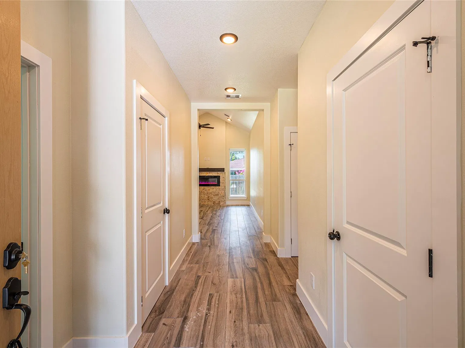3 bed, 2.0 bath, 1370 sqft, $2,350 — Photo 4