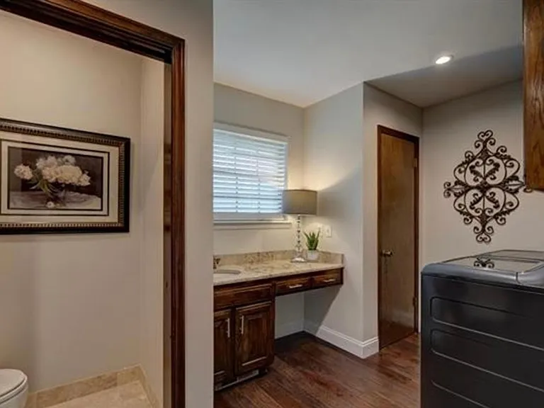 10641 S Sandusky Ave — Photo 20