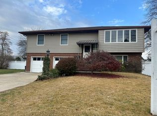 17 Regent St, Hicksville, NY 11801