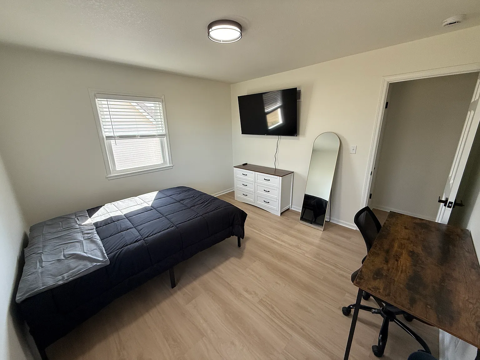 7 bed, 2000 sqft, $465 — Photo 2