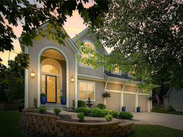 15619 Linden Ln, Overland Park, KS 66224