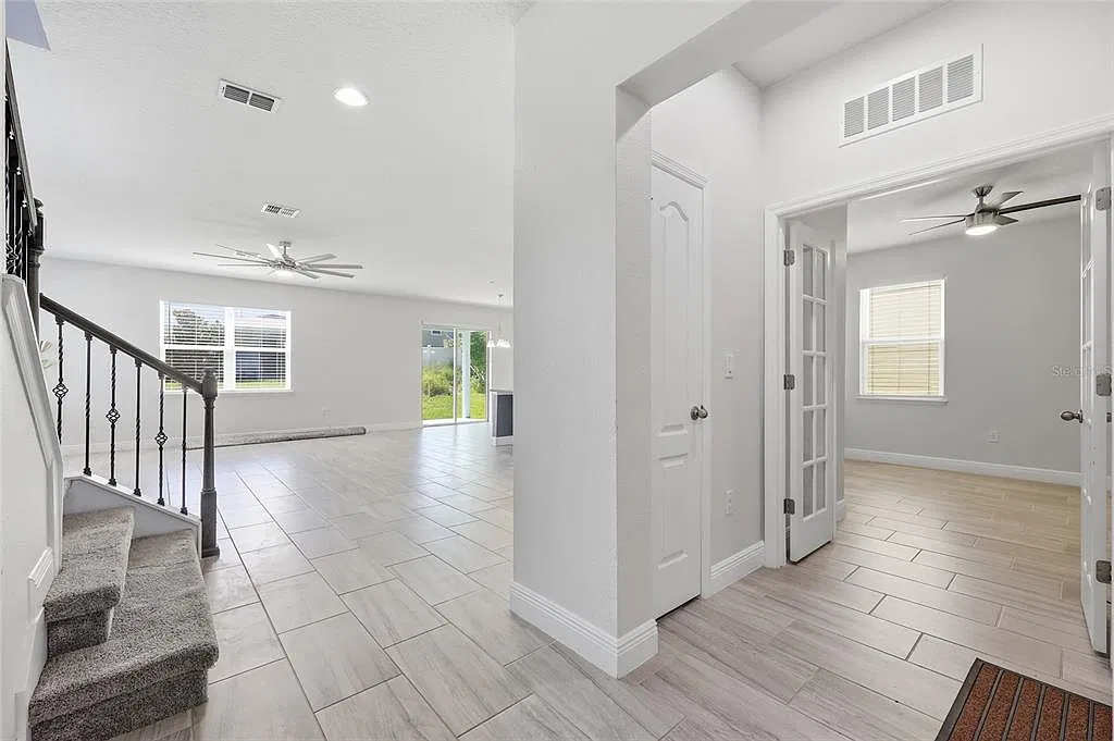 5 bed, 2.5 bath, 2370 sqft, $2,960 — Photo 4