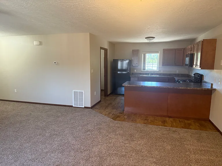 219 W Hahn Ave — Photo 5