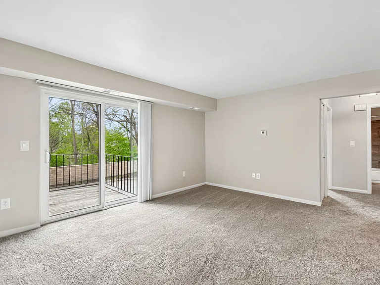 Pointe West Apartments — Photo 34