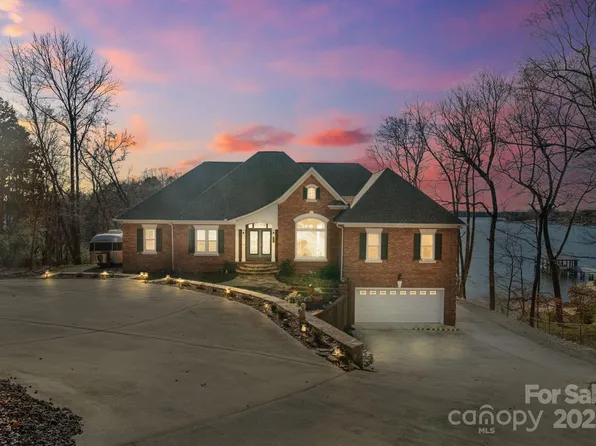 131 Point Of View Dr, Mooresville, NC 28117